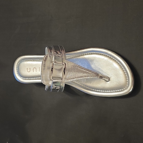 BRAND NEW UNISA METALLIC MULE THONG WOMEN'S SANDALD - Picture 1 of 15